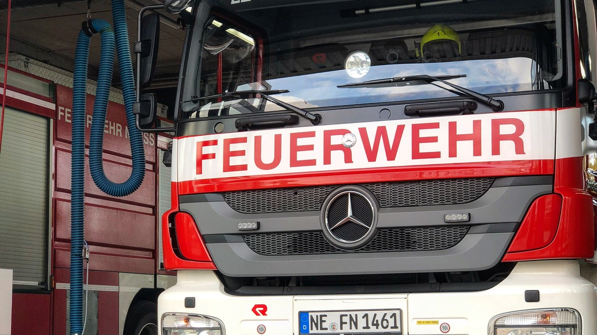 FW-NE: Pferd in Zwangslage | Feuerwehr schneidet den Weg frei - Foto: presseportal.de