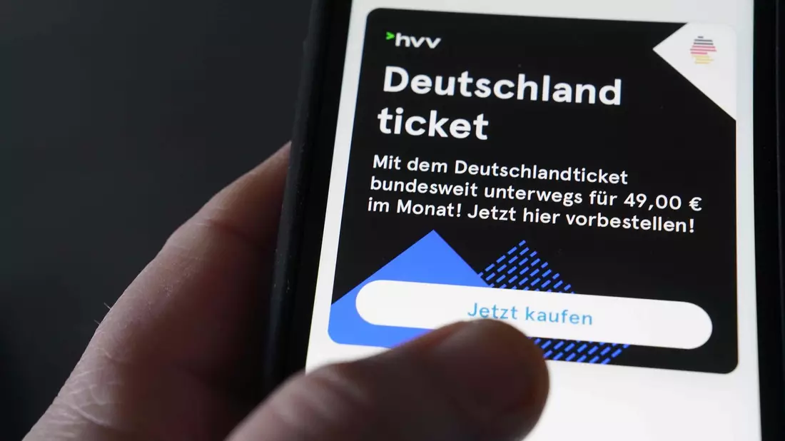 Noch kostet das Deutschlandticket 49 Euro im Monat - ab Januar wird es wohl teurer (Archivfoto). - Bild: Marcus Brandt/dpa