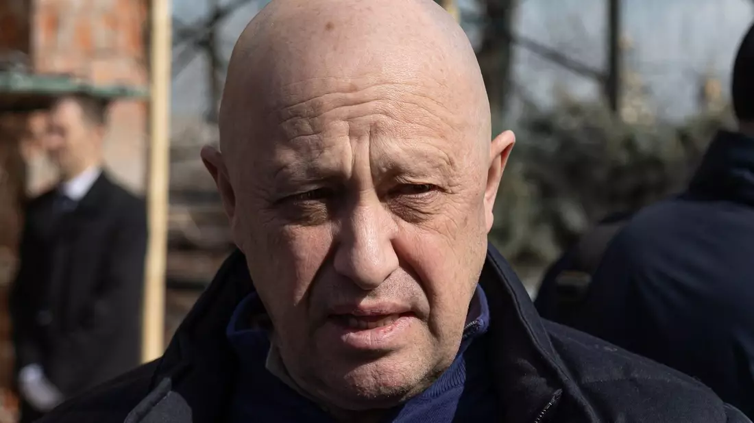 Jewgeni Prigoschin (r), Eigentümer des Militärunternehmens Wagner Group, sitzt in einem Militärfahrzeug und lässt ein Selfie mit einem Zivilisten auf einer Straße in Rostow am Don machen. - Bild: -/AP/dpa