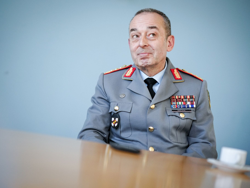 Das Bundeswehr-Manöver Quadriga sende auch ein Signal an die Deutschen, so Generalinspekteur Carsten Breuer (l): «Die Bundeswehr geht konsequent den Weg in Richtung Kriegstüchtigkeit.» - Foto: Kay Nietfeld/dpa