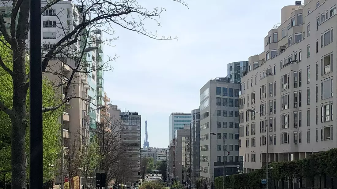 Auf einer Werbetafel informiert die Stadt Paris über eine Bürgerbefragung zu erhöhten Parkgebühren für SUV. - Bild: Michael Evers/dpa