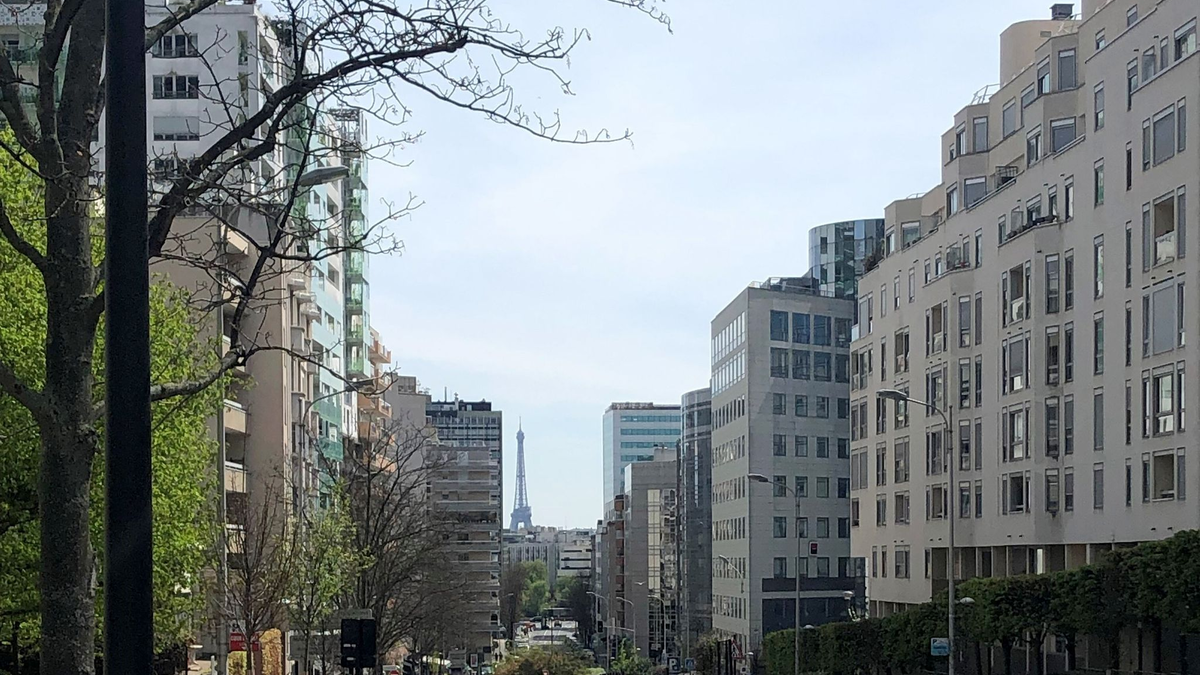 Auf einer Werbetafel informiert die Stadt Paris über eine Bürgerbefragung zu erhöhten Parkgebühren für SUV. - Foto: Michael Evers/dpa