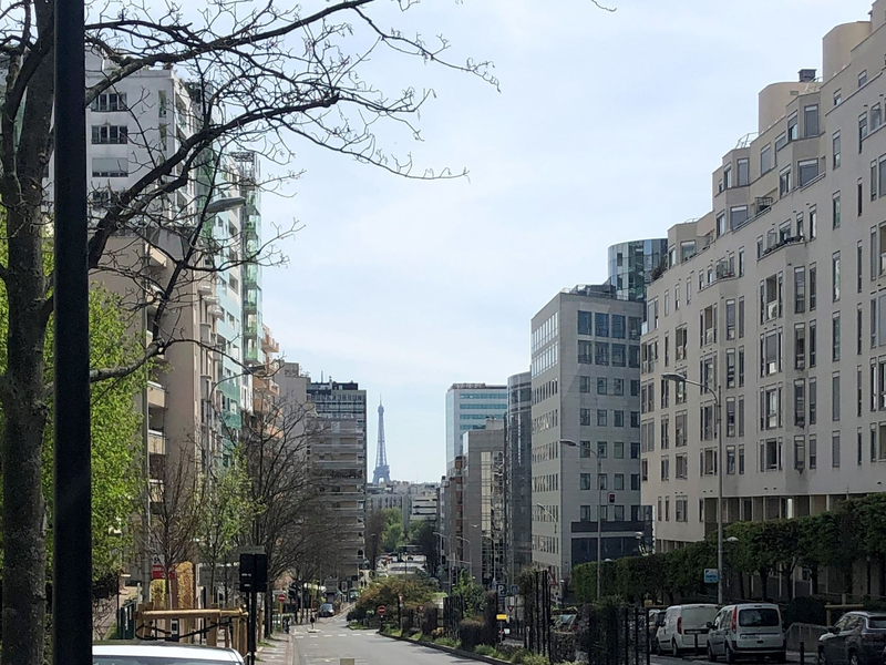 Auf einer Werbetafel informiert die Stadt Paris über eine Bürgerbefragung zu erhöhten Parkgebühren für SUV. - Foto: Michael Evers/dpa