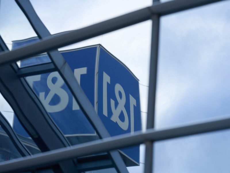 Der Telekommunikationsanbieter 1&1 will ein neues deutsches Handynetz starten. - Foto: Thomas Frey/dpa