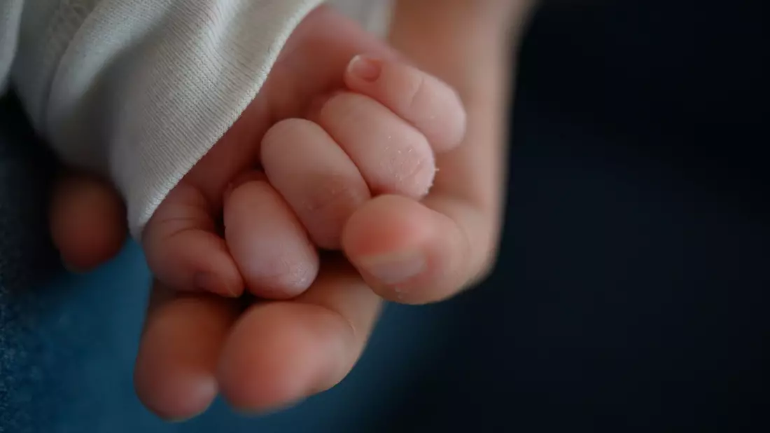 Eine Mutter aus Cuxhaven bietet ihr Baby im Internet zum Verschenken an. (Symbolbild) - Bild: Sebastian Gollnow/dpa