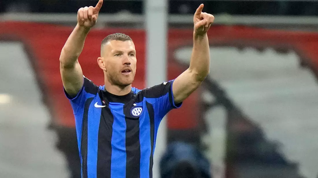 Jubelt Edin Dzeko bald auch für Schalke? (Archivbild) - Bild: Luca Bruno/AP/dpa