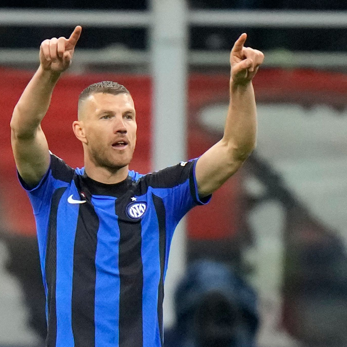 Jubelt Edin Dzeko bald auch für Schalke? (Archivbild) - Foto: Luca Bruno/AP/dpa