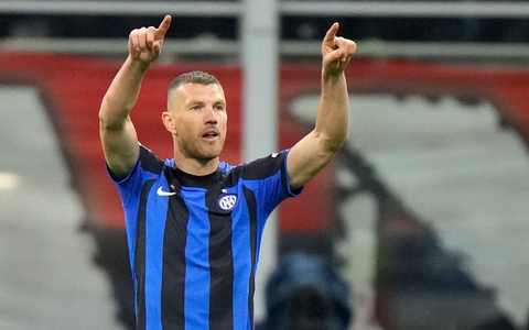 Jubelt Edin Dzeko bald auch für Schalke? (Archivbild) - Foto: Luca Bruno/AP/dpa