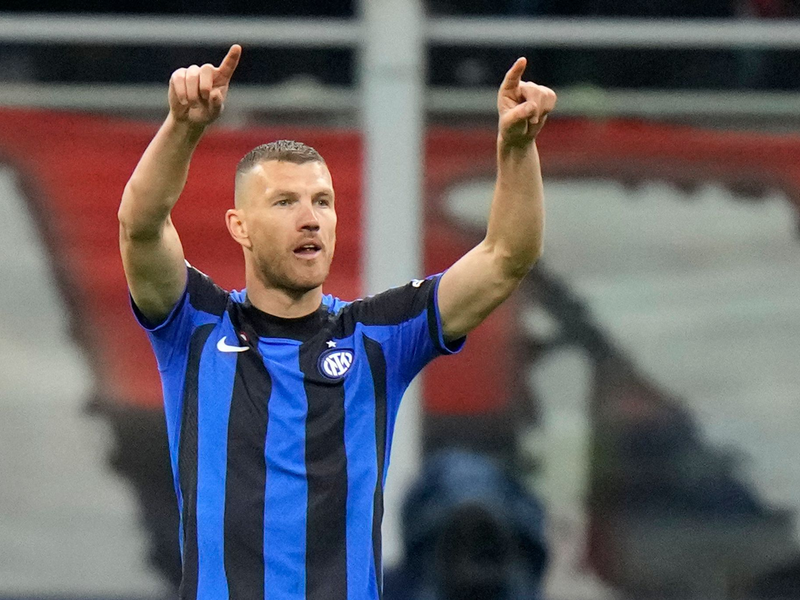 Jubelt Edin Dzeko bald auch für Schalke? (Archivbild) - Foto: Luca Bruno/AP/dpa