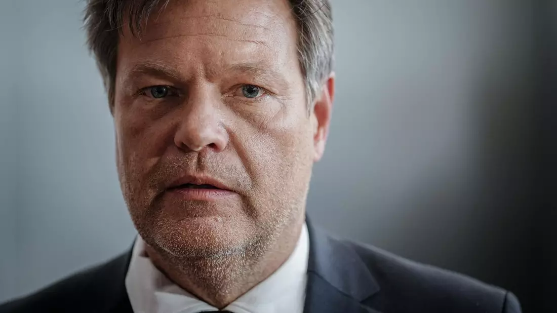 Grünen-Kanzlerkandidat Habeck hält eine Erhöhung der Verteidigungsausgaben auf 3,5 Prozent für nötig. - Bild: Kay Nietfeld/dpa