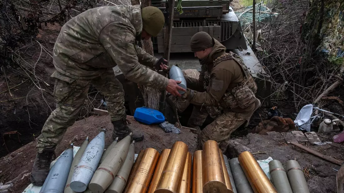 Ukrainische Soldaten bereiten Haubitzengranaten in vor. Die EU hat rund 1,4 Milliarden Euro für Militärhilfen für die Ukraine auf den Weg gebracht. - Bild: Iryna Rybakova/AP/dpa