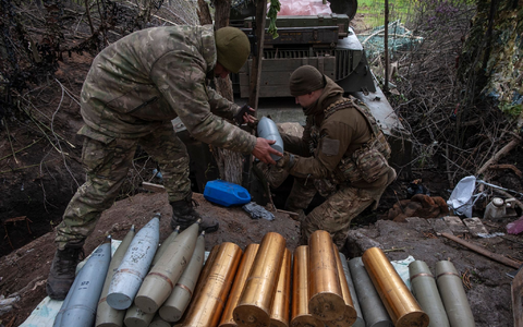 Ukrainische Soldaten bereiten Haubitzengranaten in vor. Die EU hat rund 1,4 Milliarden Euro fĂŒr MilitĂ€rhilfen fĂŒr die Ukraine auf den Weg gebracht. - Foto: Iryna Rybakova/AP/dpa Ukrainische Soldaten bereiten Haubitzengranaten in vor. Die EU hat rund 1,4 Milliarden Euro fĂŒr MilitĂ€rhilfen fĂŒr die Ukraine auf den Weg gebracht. - Foto: Iryna Rybakova/AP/dpa