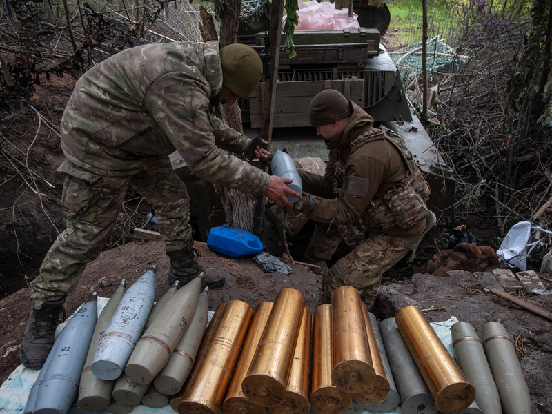 Ukrainische Soldaten bereiten Haubitzengranaten vor. - Foto: Iryna Rybakova/AP/dpa