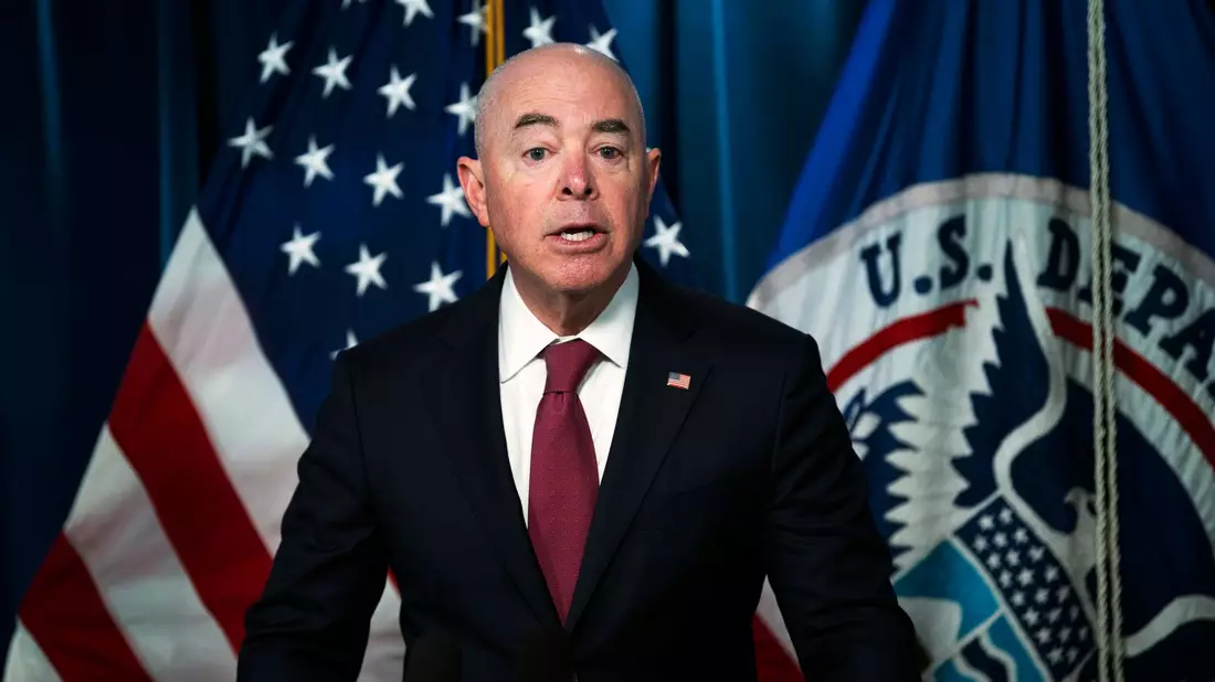 US-Heimatschutzminister Alejandro Mayorkas ist ein Feindbild vieler Republikaner. - Bild: Kevin Wolf/AP/dpa