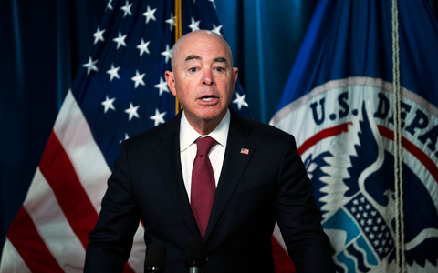 US-Heimatschutzminister Alejandro Mayorkas ist ein Feindbild vieler Republikaner. - Foto: Kevin Wolf/AP/dpa US-Heimatschutzminister Alejandro Mayorkas ist ein Feindbild vieler Republikaner. - Foto: Kevin Wolf/AP/dpa