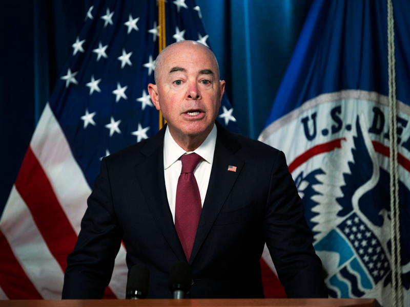 US-Heimatschutzminister Alejandro Mayorkas ist ein Feindbild vieler Republikaner. - Foto: Kevin Wolf/AP/dpa