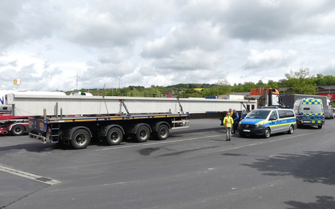 POL-WES: Kamp-Lintfort - Polizei begleitet Schwertransport - Foto: presseportal.de