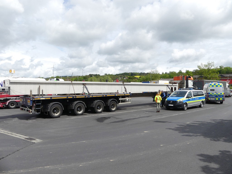 POL-WES: Kamp-Lintfort - Polizei begleitet Schwertransport - Foto: presseportal.de
