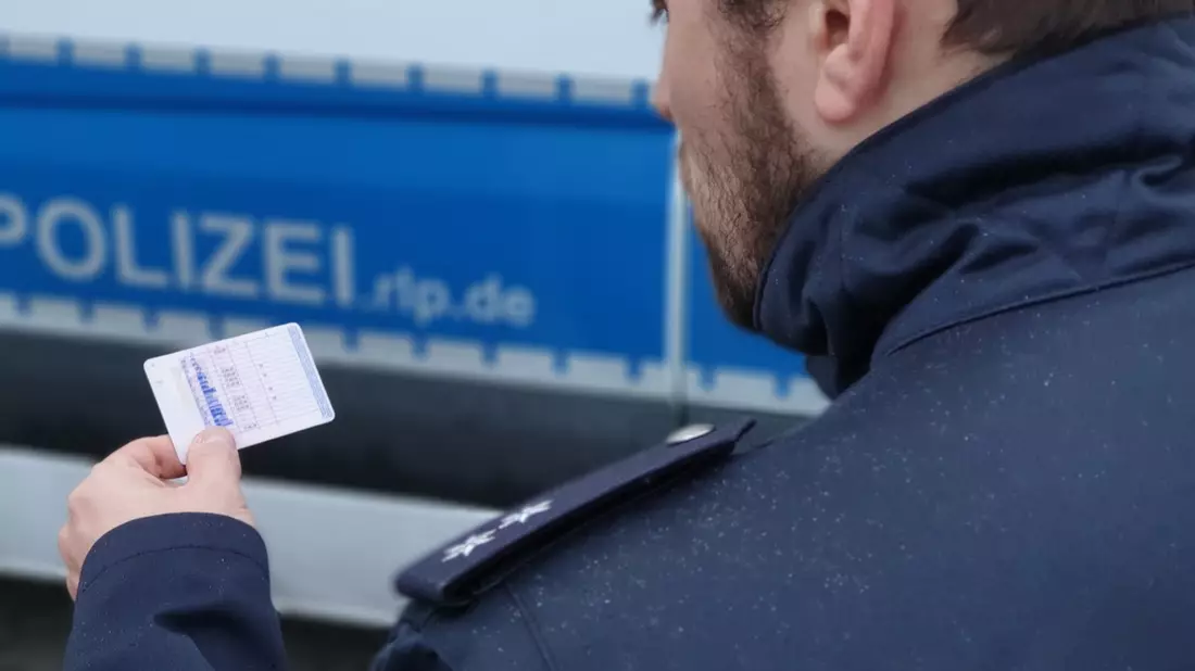 POL-PDNW: ZVD Rheinpfalz: Kontrolle des Sonntagsfahrverbots deckt Urkundenfälschung auf - Bild: presseportal.de