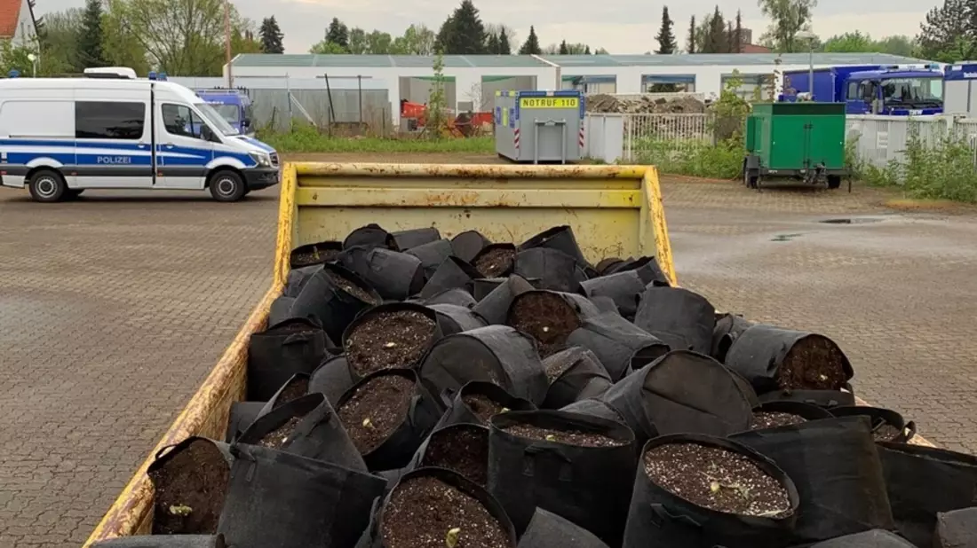 FW-EN: Altpapiercontainer brannten an verschiedenen Standorten - Feuerwehr mit mehreren Löschfahrzeugen im Einsatz - Polizei ermittelt - Bild: presseportal.de