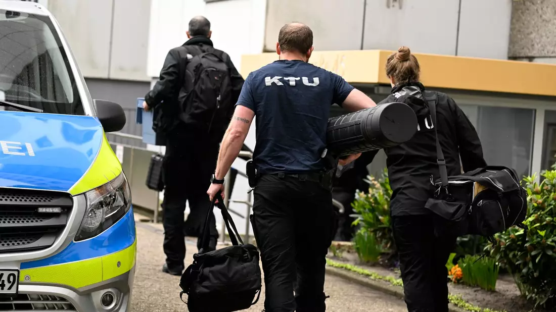 Bürger haben zum Gedenken an die Opfer der Explosion in einem Hochhaus im Mai Kerzen und Blumen niedergelegt. - Bild: Roberto Pfeil/dpa