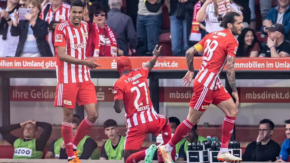 In einer umkämpften Partie störten beide Teams den Gegner früh. - Bild: Andreas Gora/dpa