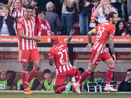 In einer umkämpften Partie störten beide Teams den Gegner früh. - Foto: Andreas Gora/dpa