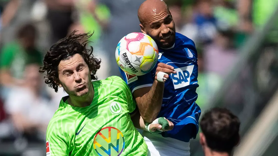Wolfsburg und Hoffenheim boten einen hart umkämpften, aber wenig spektakulären Pokalkampf. - Bild: Swen Pförtner/dpa