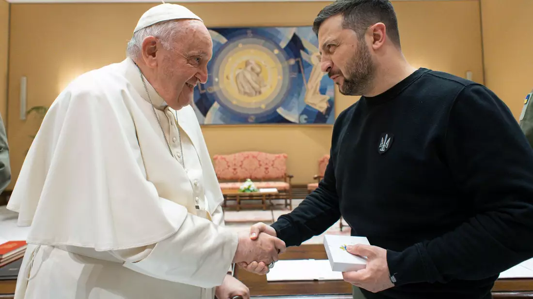 Der ukrainische Präsident Selenskyj wird bei der Papst-Trauerfeier wohl fehlen. (Archivbild) - Bild: -/Vatican Media/dpa