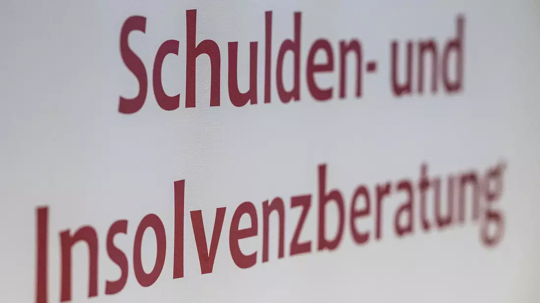 Die Zahl der überschuldeten Menschen ist immer noch hoch. - Bild: Swen Pförtner/dpa