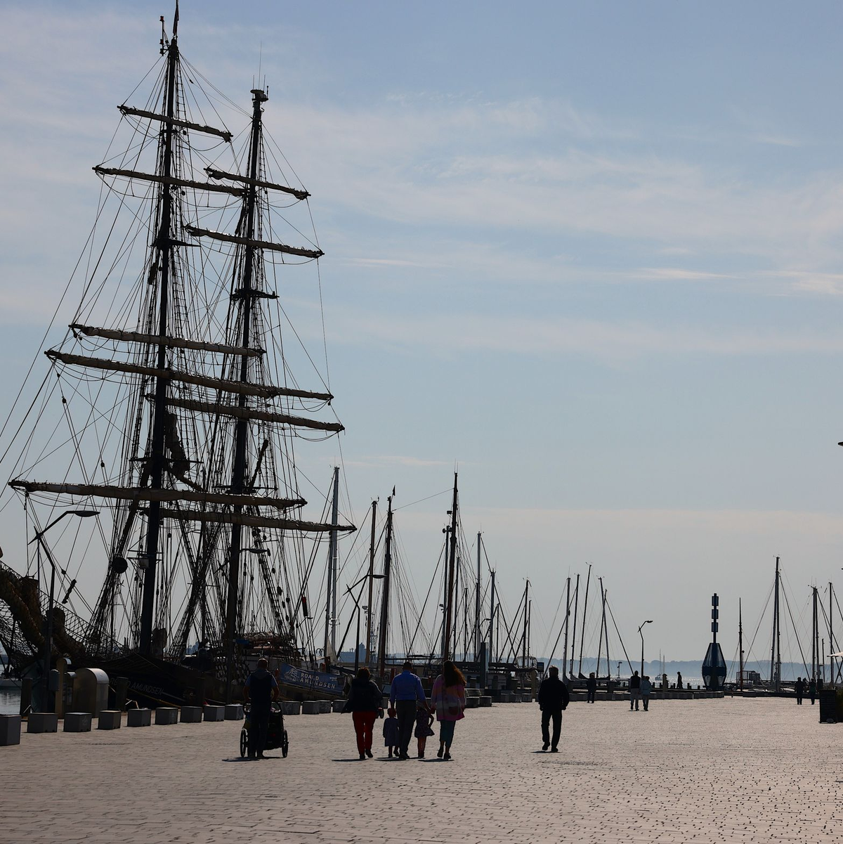 Ein Mann und eine Frau gehen an einem Deich an der Nordsee spazieren: An Niedersachsens Nordseeküste laufen die Vorbereitungen für die Saison. - Foto: Frank Molter/dpa