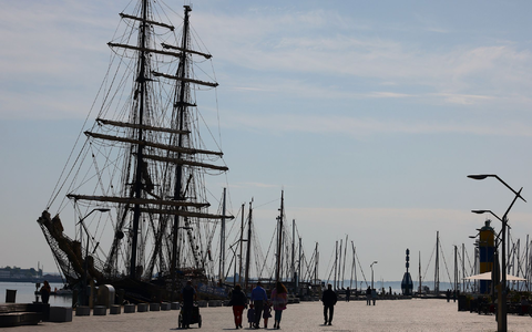 Ein Mann und eine Frau gehen an einem Deich an der Nordsee spazieren: An Niedersachsens Nordseeküste laufen die Vorbereitungen für die Saison. - Foto: Frank Molter/dpa