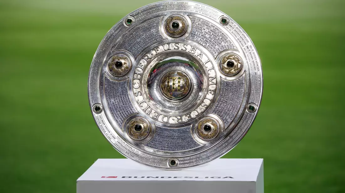 Wer holt sich am 34. Spieltag die Meisterschale? Der BVB oder die Bayern? - Bild: Matthias Balk/dpa