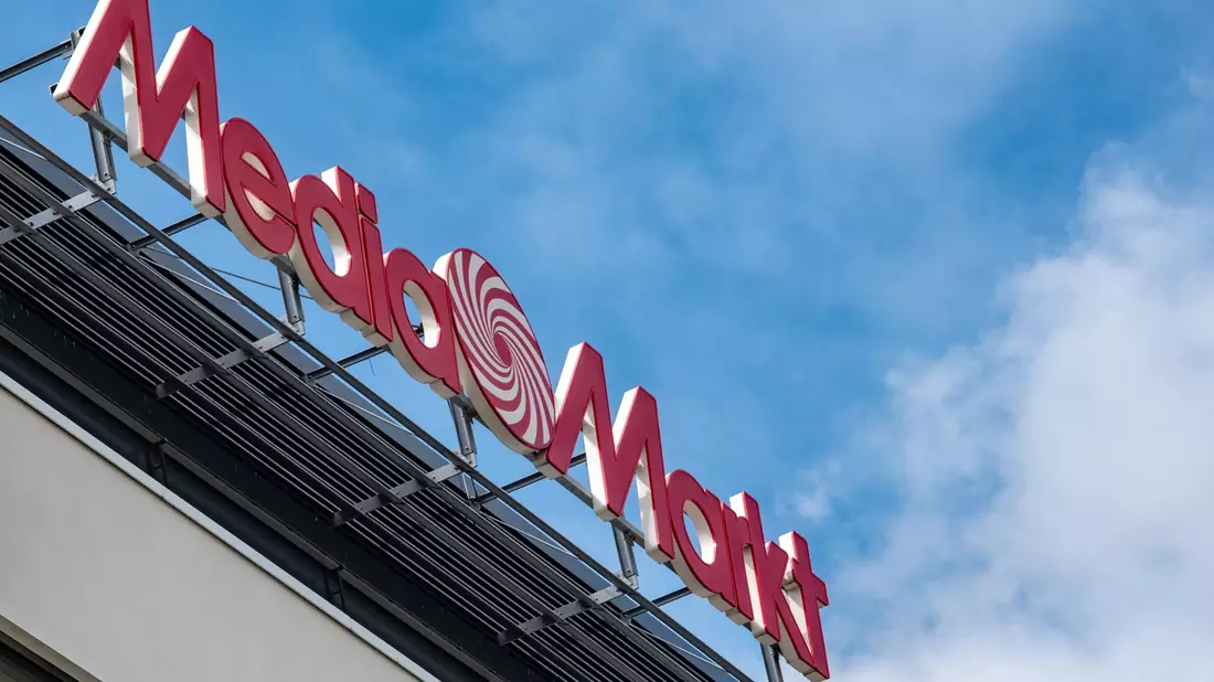 Ab April können sich Kunden von Media Markt und Saturn bestimmte Produkte innerhalb von 90 Minuten liefern lassen. - Bild: Armin Weigel/dpa