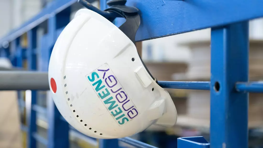 Nach Jahren der Krise ist Siemens Energy auf dem Weg zu einem sehr soliden Jahr. - Bild: Sebastian Kahnert/dpa