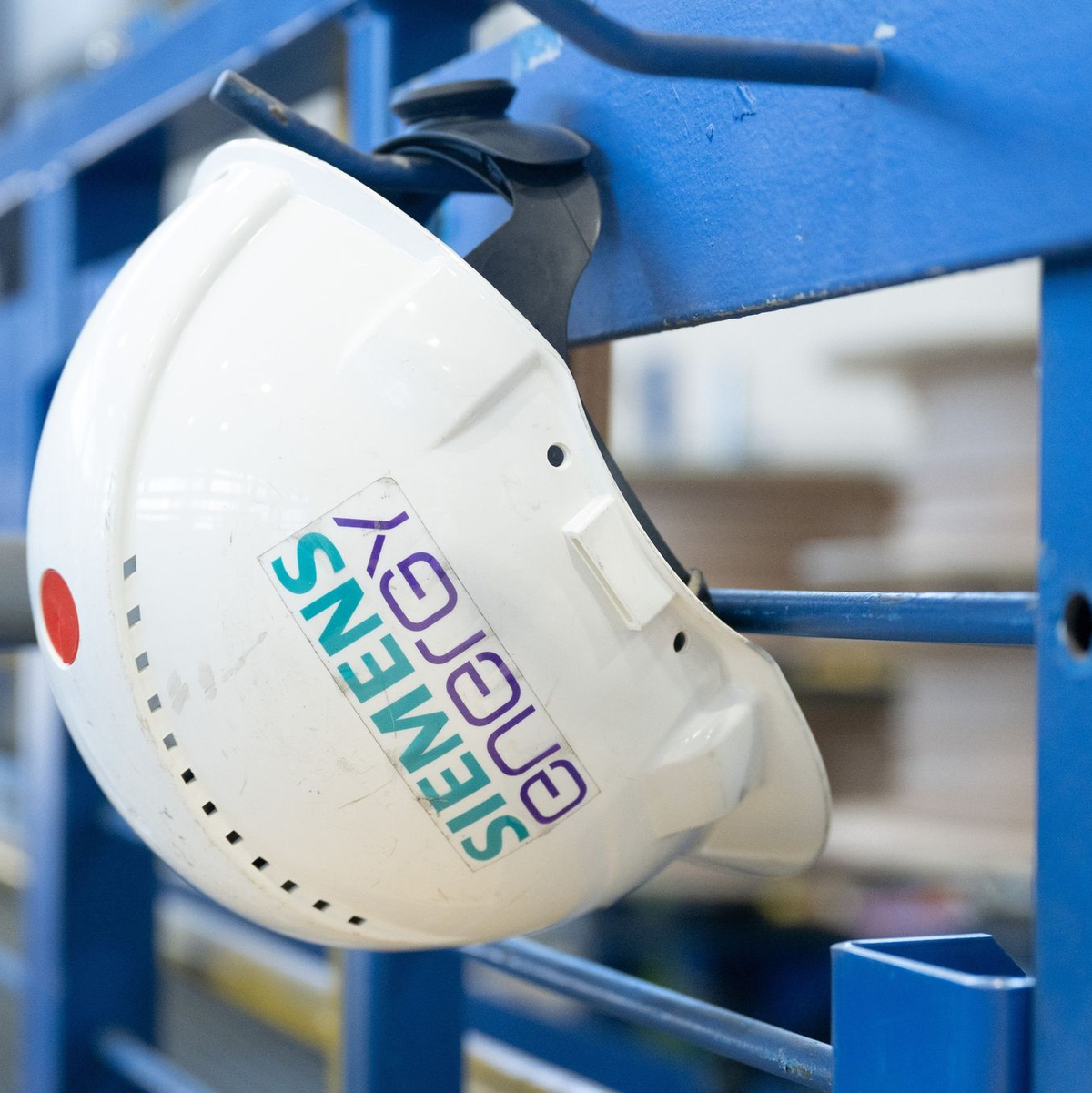 Siemens Energy hat den höchsten Verlust seiner Geschichte bekanntgegeben. Schuld sind Probleme im Windkraftgeschäft. Im Rest des Konzerns läuft es eigentlich gut. - Foto: Sebastian Kahnert/dpa