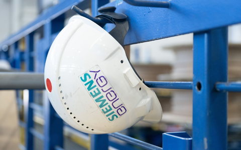 Siemens Energy bekommt seine Probleme mit der Windkraft nicht in den Griff. Jetzt setzt der Aufsichtsrat einen Sonderausschuss ein, um die Aufarbeitung zu überwachen. - Foto: Sebastian Kahnert/dpa