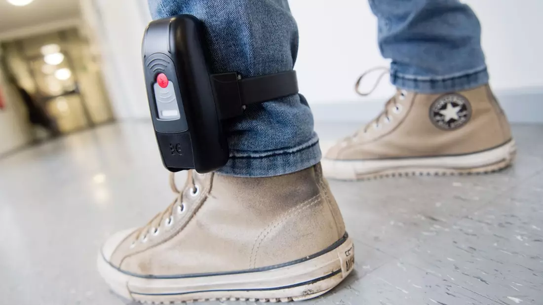 Die elektronische Fußfessel übermittelt den Aufenthaltsort - und alarmiert die Polizei. (Symbolbild) - Bild: Julian Stratenschulte/dpa