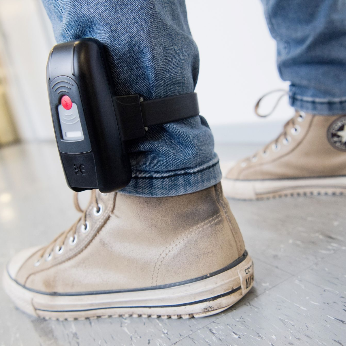 Die elektronische Fußfessel übermittelt den Aufenthaltsort - und alarmiert die Polizei. (Symbolbild) - Foto: Julian Stratenschulte/dpa