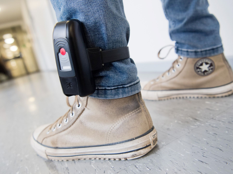 Die elektronische Fußfessel übermittelt den Aufenthaltsort - und alarmiert die Polizei. (Symbolbild) - Foto: Julian Stratenschulte/dpa