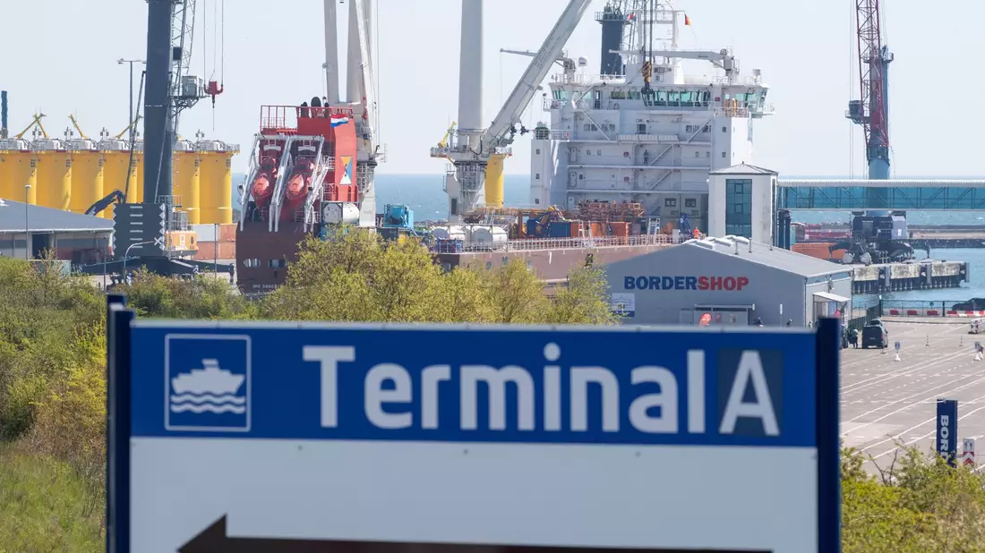 Gegen das geplante Rügener Flüssigerdgas (LNG)-Terminal regt sich Kritik der Inselbewohner. - Bild: Stefan Sauer/dpa