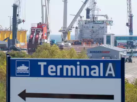 Gegen das geplante Rügener Flüssigerdgas (LNG)-Terminal regt sich Kritik der Inselbewohner. - Foto: Stefan Sauer/dpa