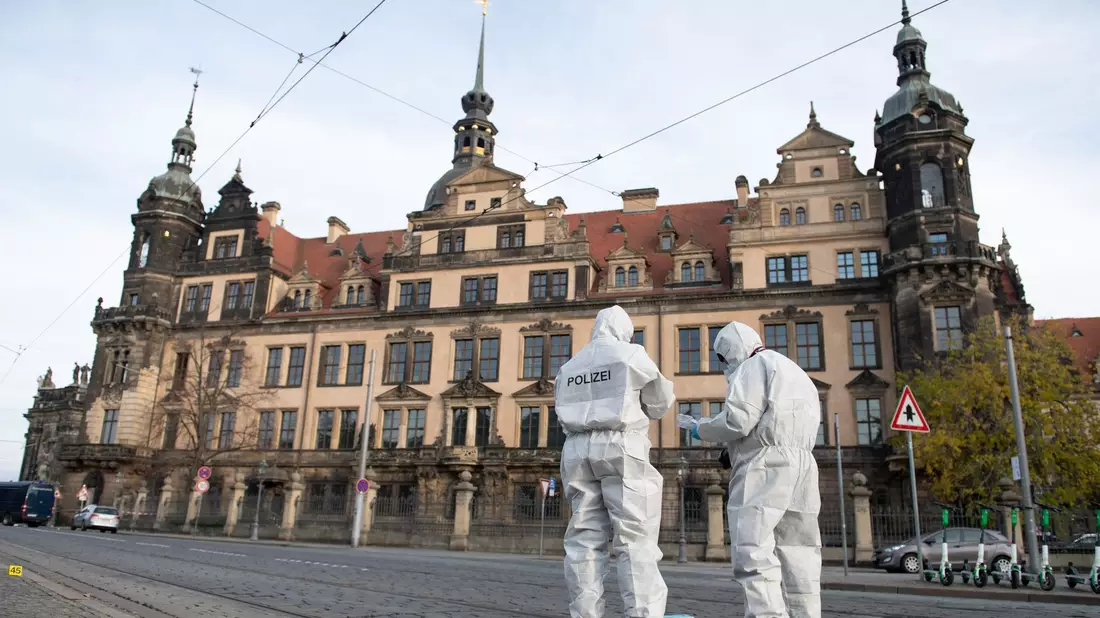 Zwei Mitarbeiter der Spurensicherung stehen vor dem Residenzschloss mit dem Grünen Gewölbe. - Bild: Sebastian Kahnert/dpa