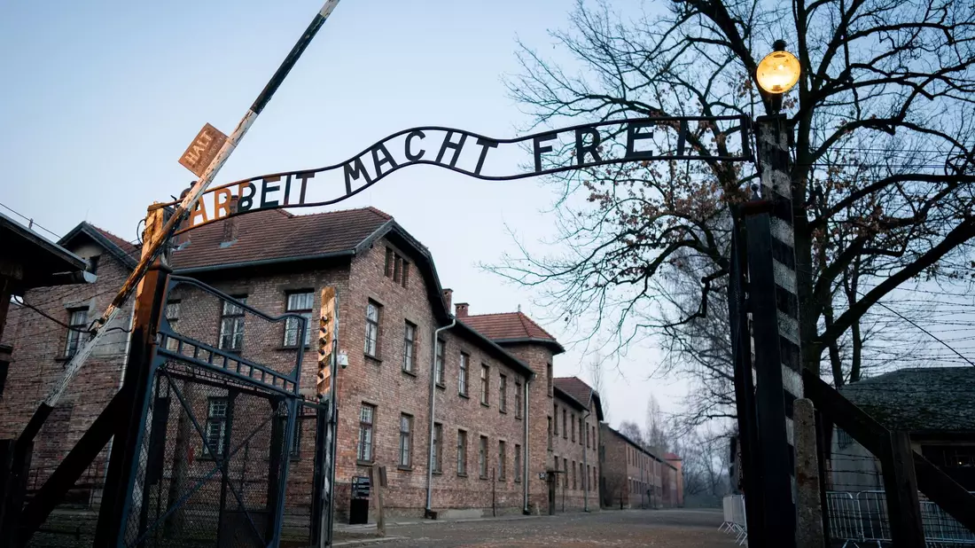 Im Konzentrations- und Vernichtungslager Auschwitz ermordeten die Nationalsozialisten mindestens 1,1 Millionen Menschen, meist Jüdinnen und Juden. - Bild: Kay Nietfeld/dpa