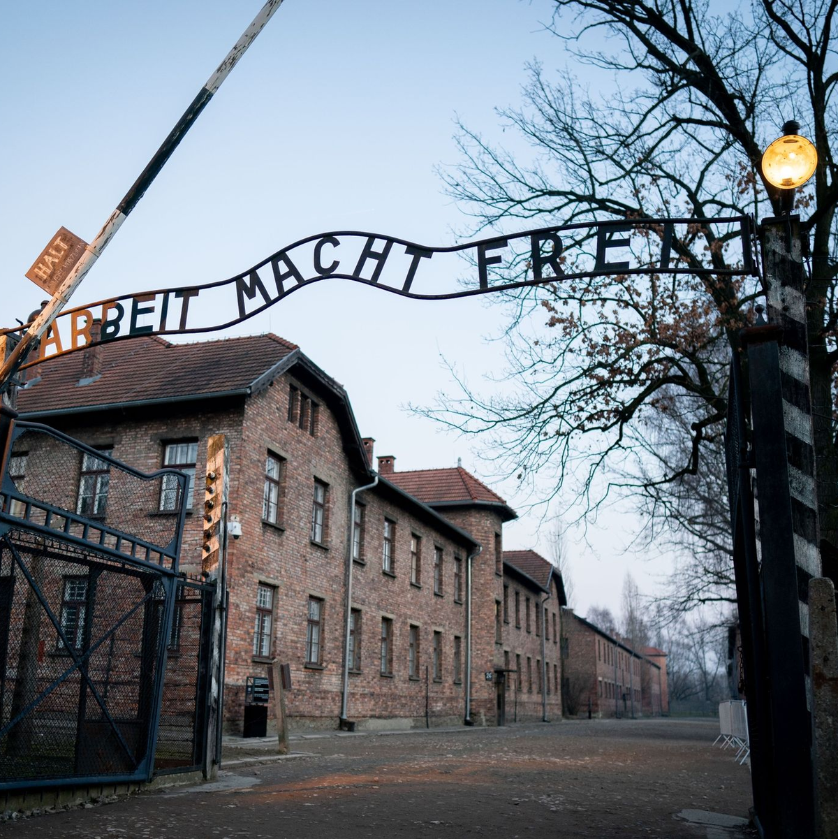 Im Konzentrations- und Vernichtungslager Auschwitz ermordeten die Nationalsozialisten mindestens 1,1 Millionen Menschen, meist Jüdinnen und Juden. - Foto: Kay Nietfeld/dpa