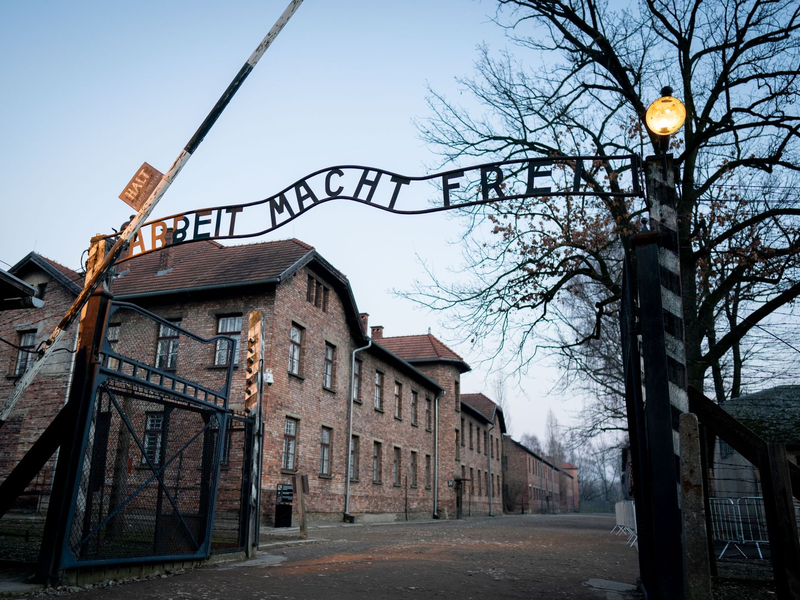 Im Konzentrations- und Vernichtungslager Auschwitz ermordeten die Nationalsozialisten mindestens 1,1 Millionen Menschen, meist Jüdinnen und Juden. - Foto: Kay Nietfeld/dpa