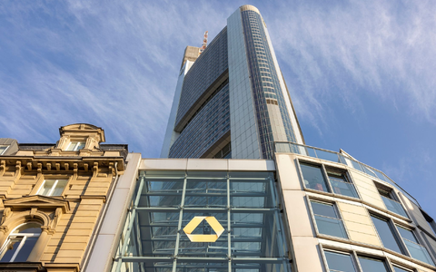 Einen Tag vor Weihnachten hat die Pilotengewerkschaft Cockpit (VC) zu einem Pilotenstreik beim Lufthansa-Ferienflieger Discover Airlines aufgerufen, die Lufthansa konnte durch Ersatz Piloten die Maschinen besetzen und so den Flugbetrieb aufrechterhalten. - Foto: Helmut Fricke/dpa