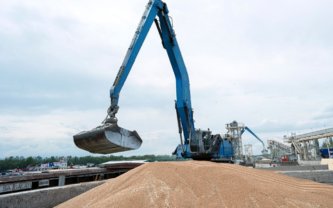 Ein Bagger verlädt in einem Getreidehafen im ukrainischen Ismajil Getreide in ein Frachtschiff. - Foto: Andrew Kravchenko/AP/dpa