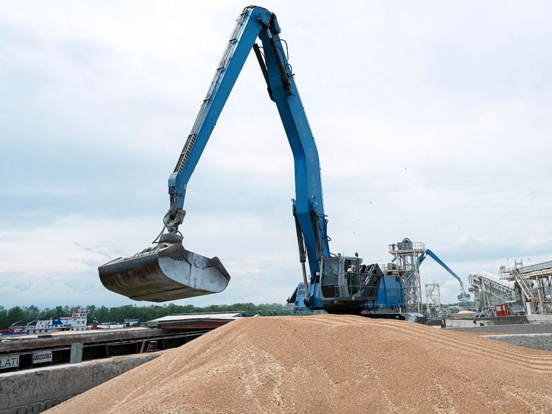 Ein Bagger verlädt in einem Getreidehafen im ukrainischen Ismajil Getreide in ein Frachtschiff. - Foto: Andrew Kravchenko/AP/dpa