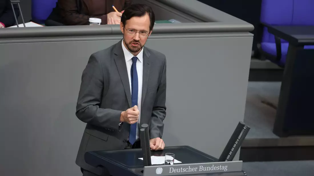 SPD-Fraktionsvize Dirk Wiese spricht sich für den subventionierten Industriestrompreis aus. - Bild: Jörg Carstensen/dpa